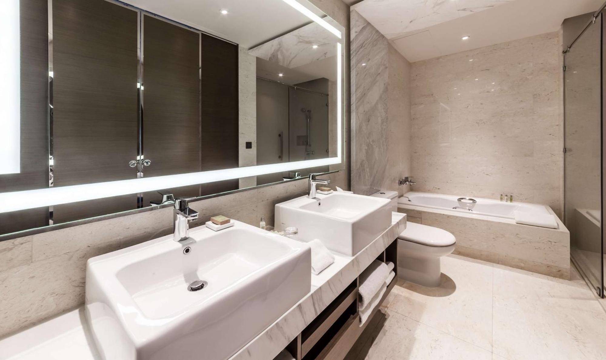 Hilton Garden Inn Hong Kong Mongkok Exterior photo